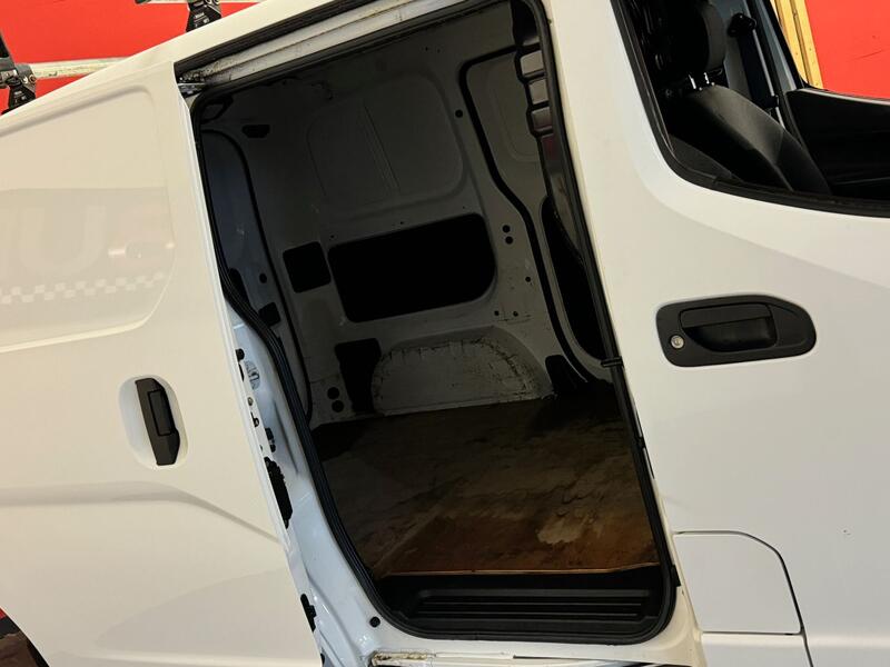 NISSAN NV200